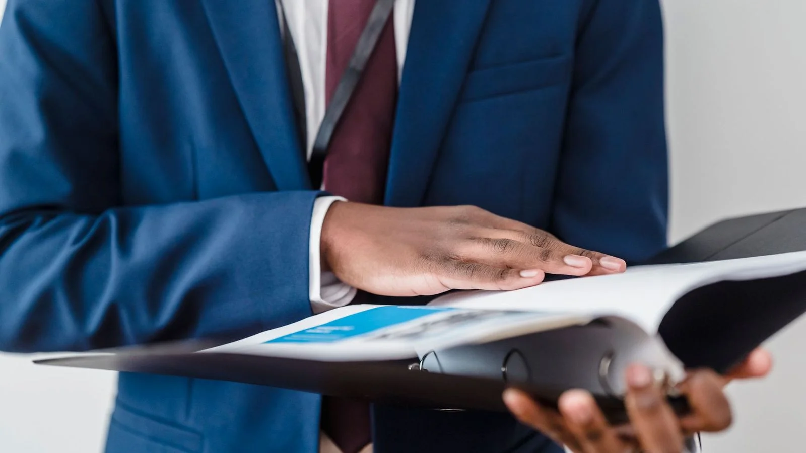 Dirigeant d'organisme de formation examinant un dossier de preuves en vue d'un audit de certification Qualiopi