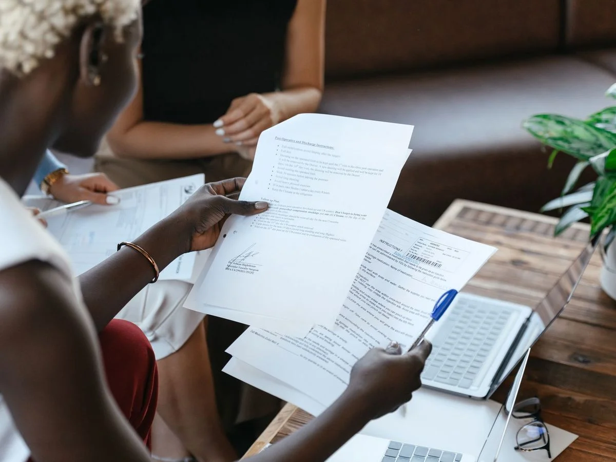 Dirigeant comparant plusieurs devis d'organismes certificateurs Qualiopi
