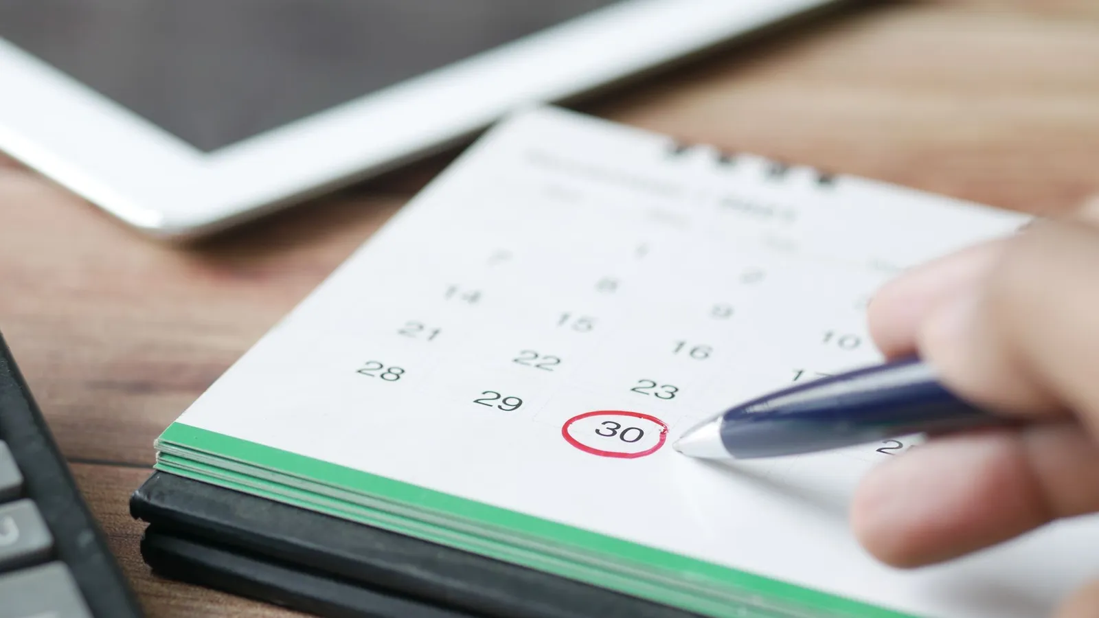 Dirigeant d'organisme de formation planifiant le calendrier de son renouvellement Qualiopi