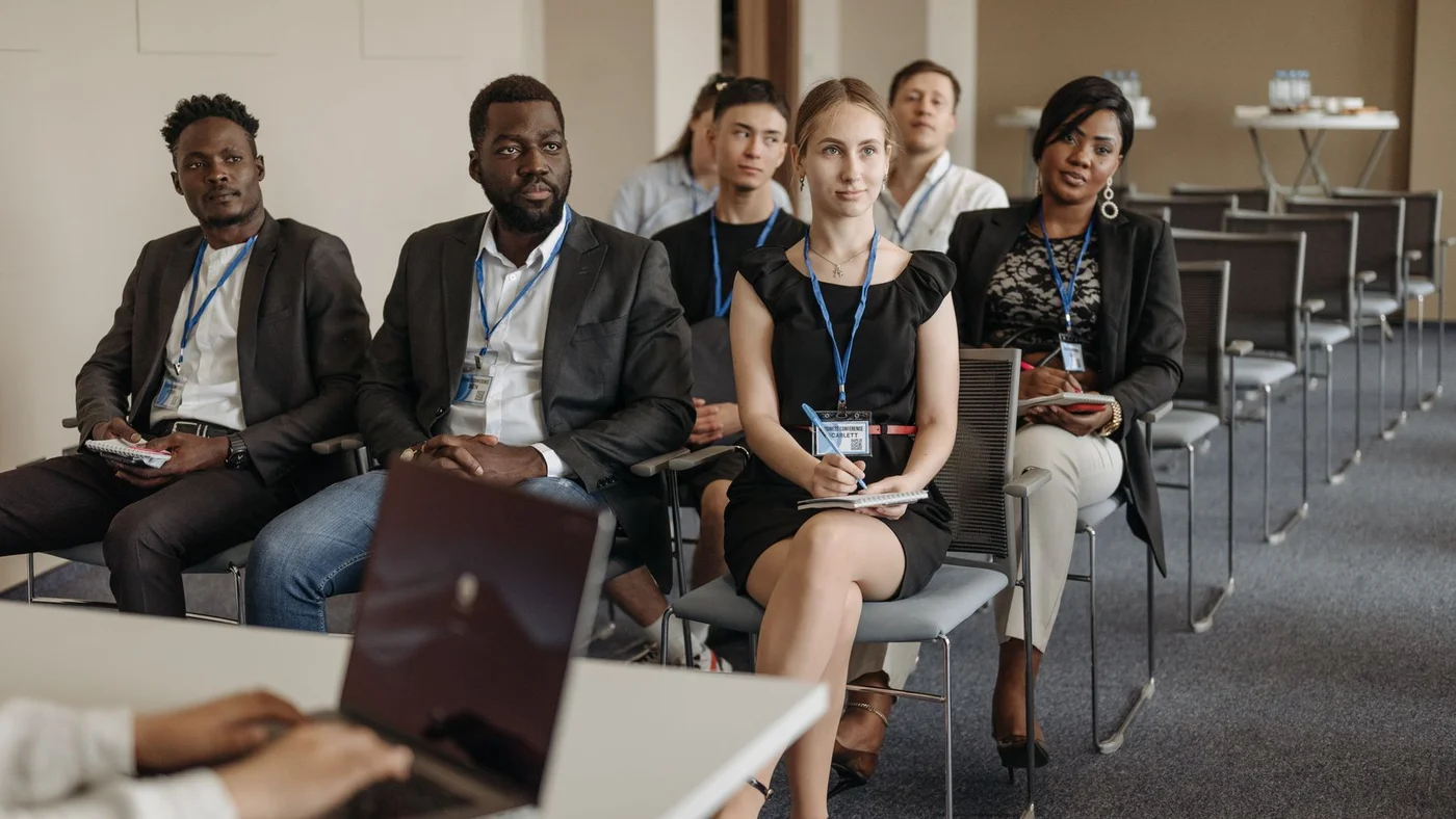 Équipe d'un organisme de formation au travail dans un espace professionnel