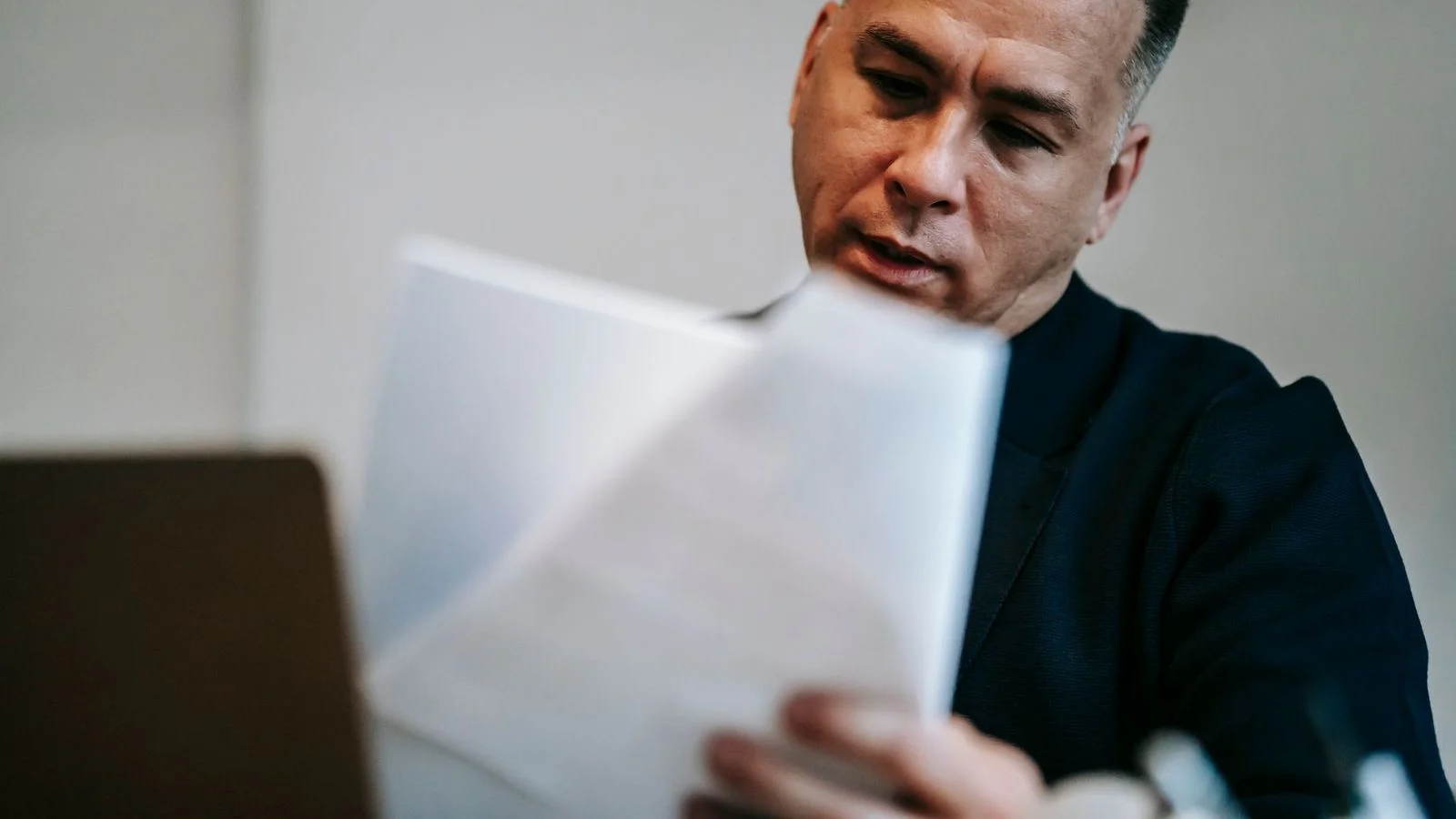 Dirigeant d'organisme de formation consultant ses preuves qualité avant un audit de surveillance Qualiopi