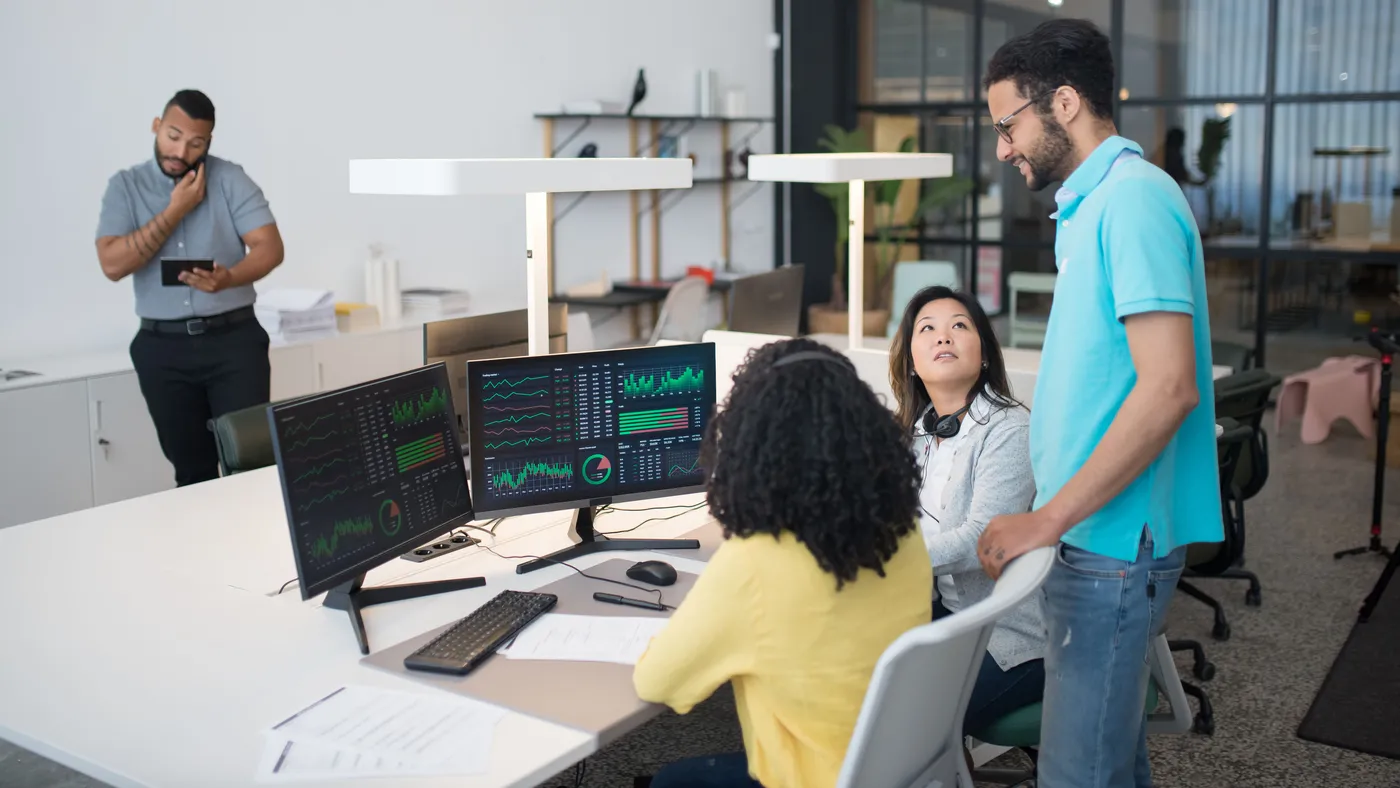Équipe travaillant ensemble sur des outils numériques dans un espace de bureau moderne