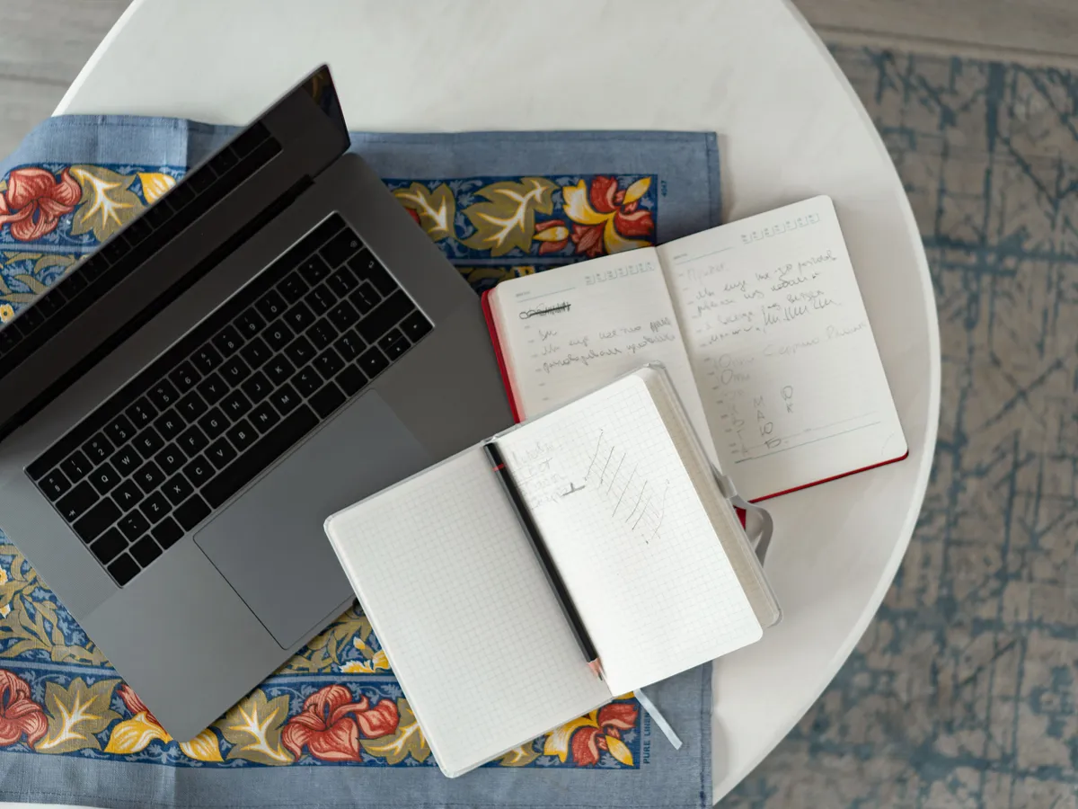 Poste de travail avec ordinateur portable et carnet de notes, conception d'un programme de formation