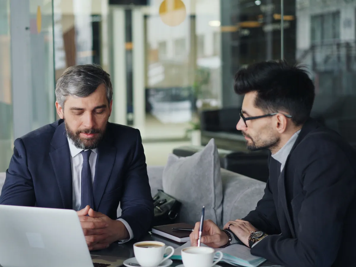 Échange professionnel entre un consultant COPILOF et un porteur de projet lors d'un entretien de cadrage