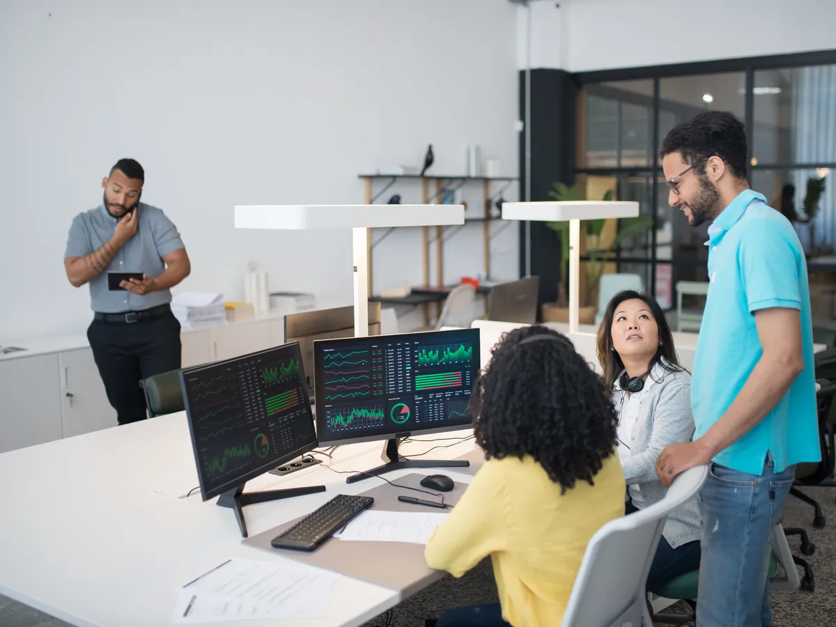 Équipe pédagogique au travail, plusieurs profils réunis autour d'un projet de formation