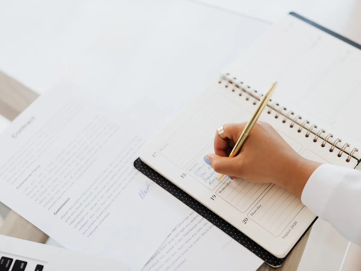 Responsable pédagogique organisant les séquences d'une formation sur un poste de travail