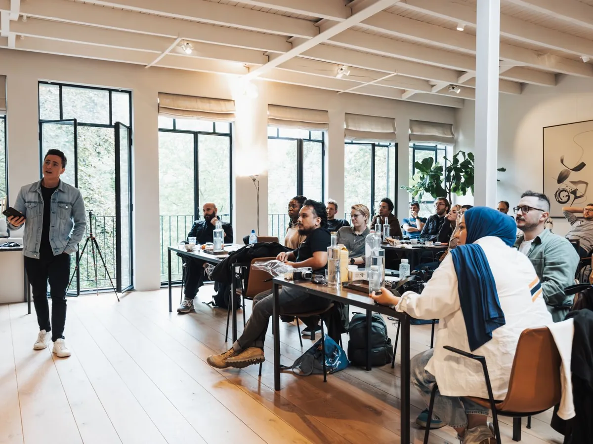 Formateur animant une mise en situation pratique avec un groupe d'apprenants