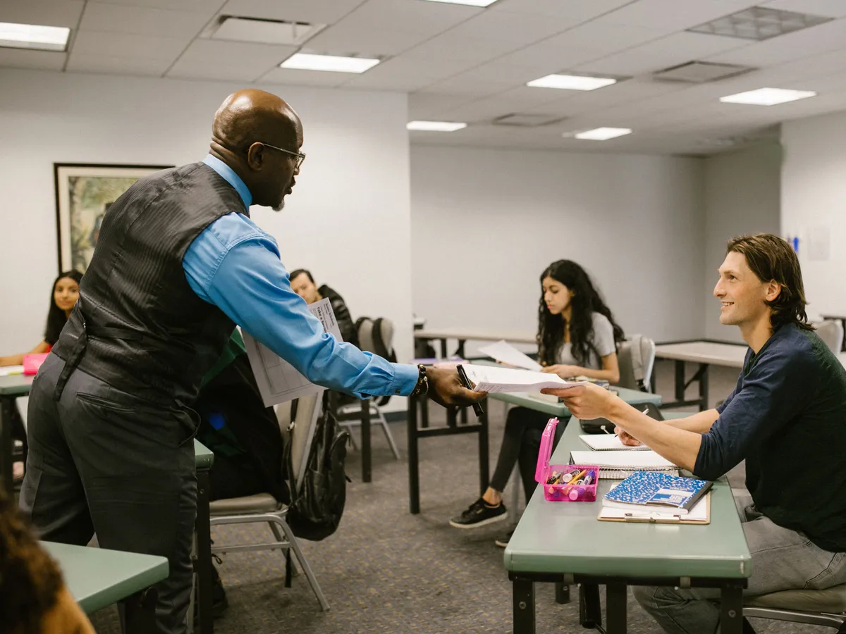 Apprenants complétant un quiz d'évaluation des acquis en salle de formation