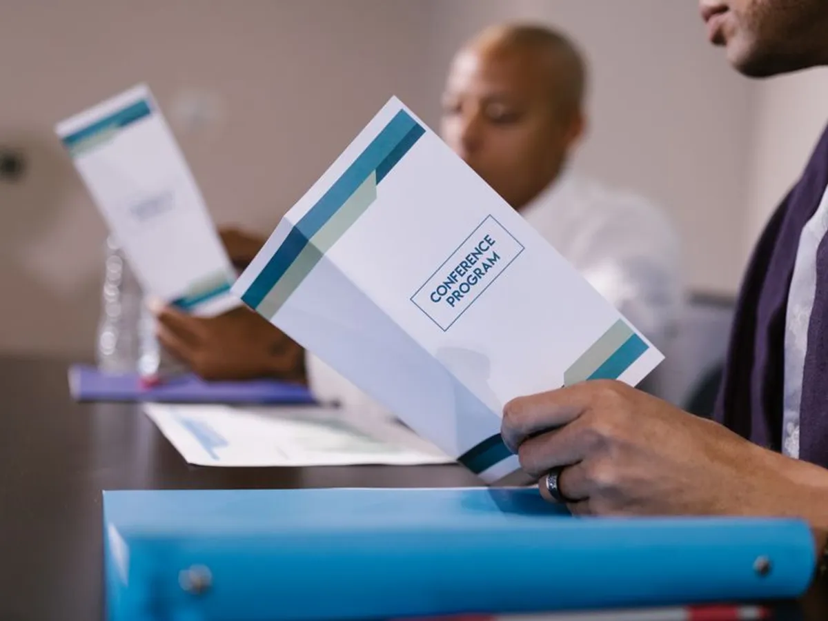 Futur stagiaire consultant un programme de formation détaillé avant son inscription