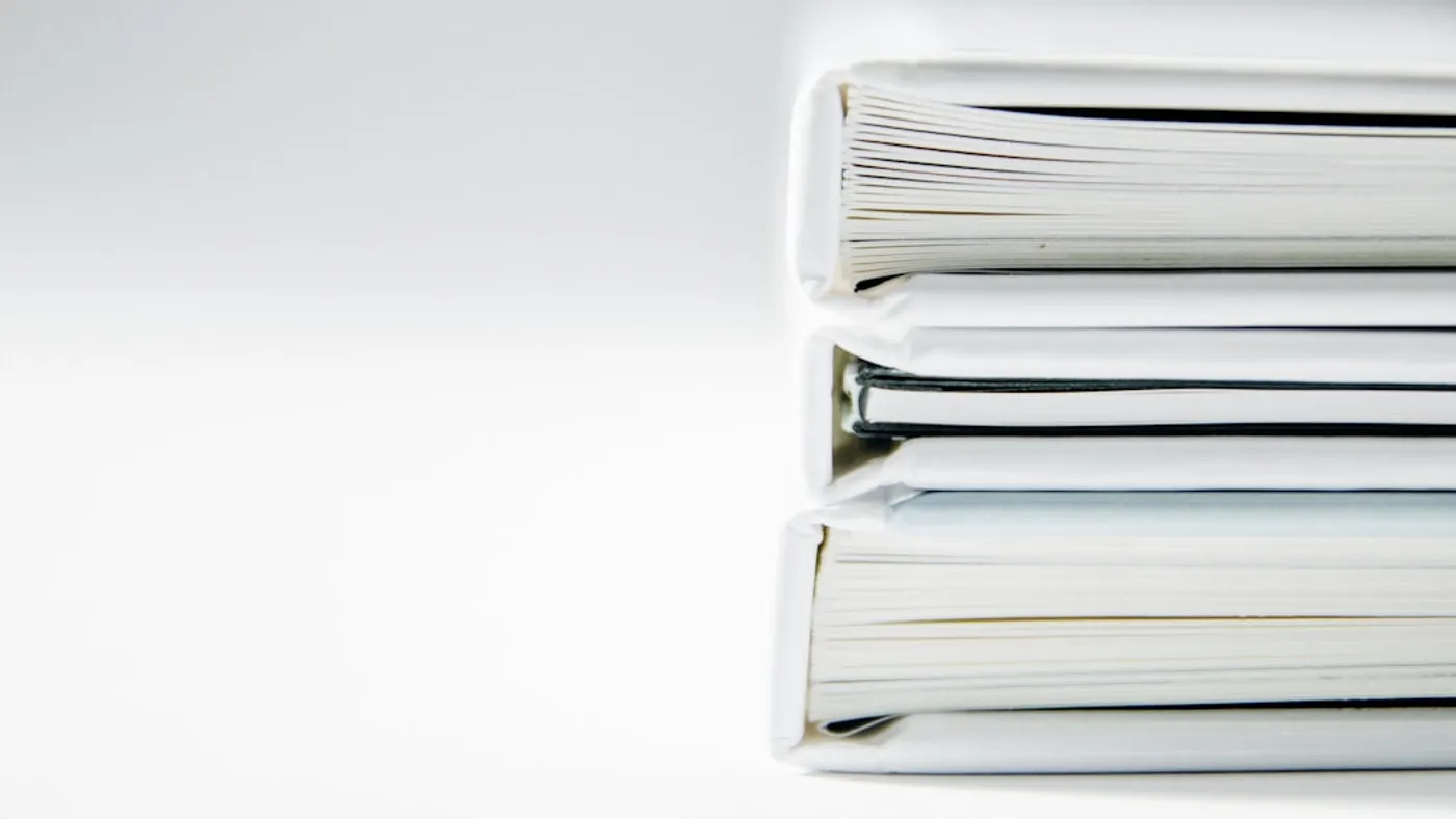 Pile de dossiers de programmes de formation prêts à être diffusés aux stagiaires