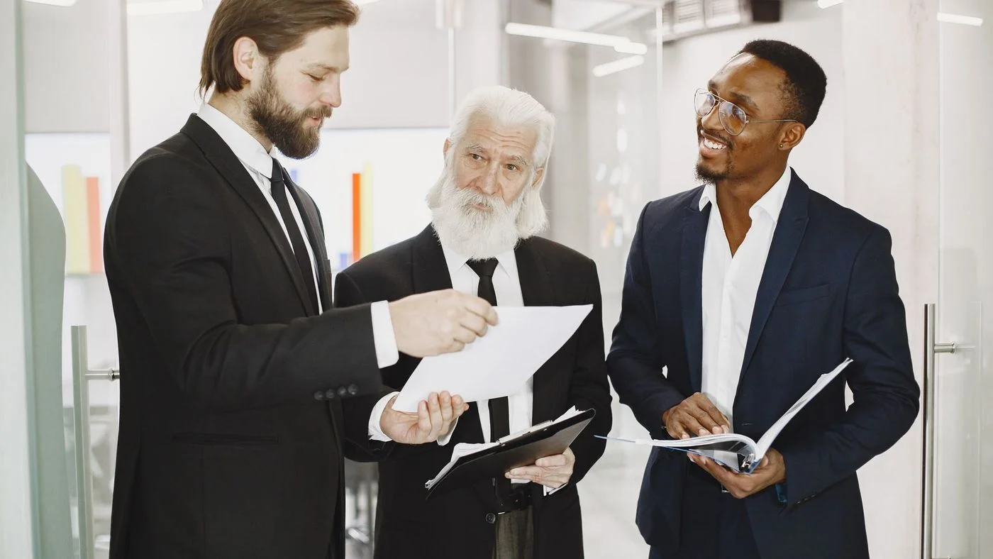 Équipe en réunion de travail dans un espace de bureau professionnel