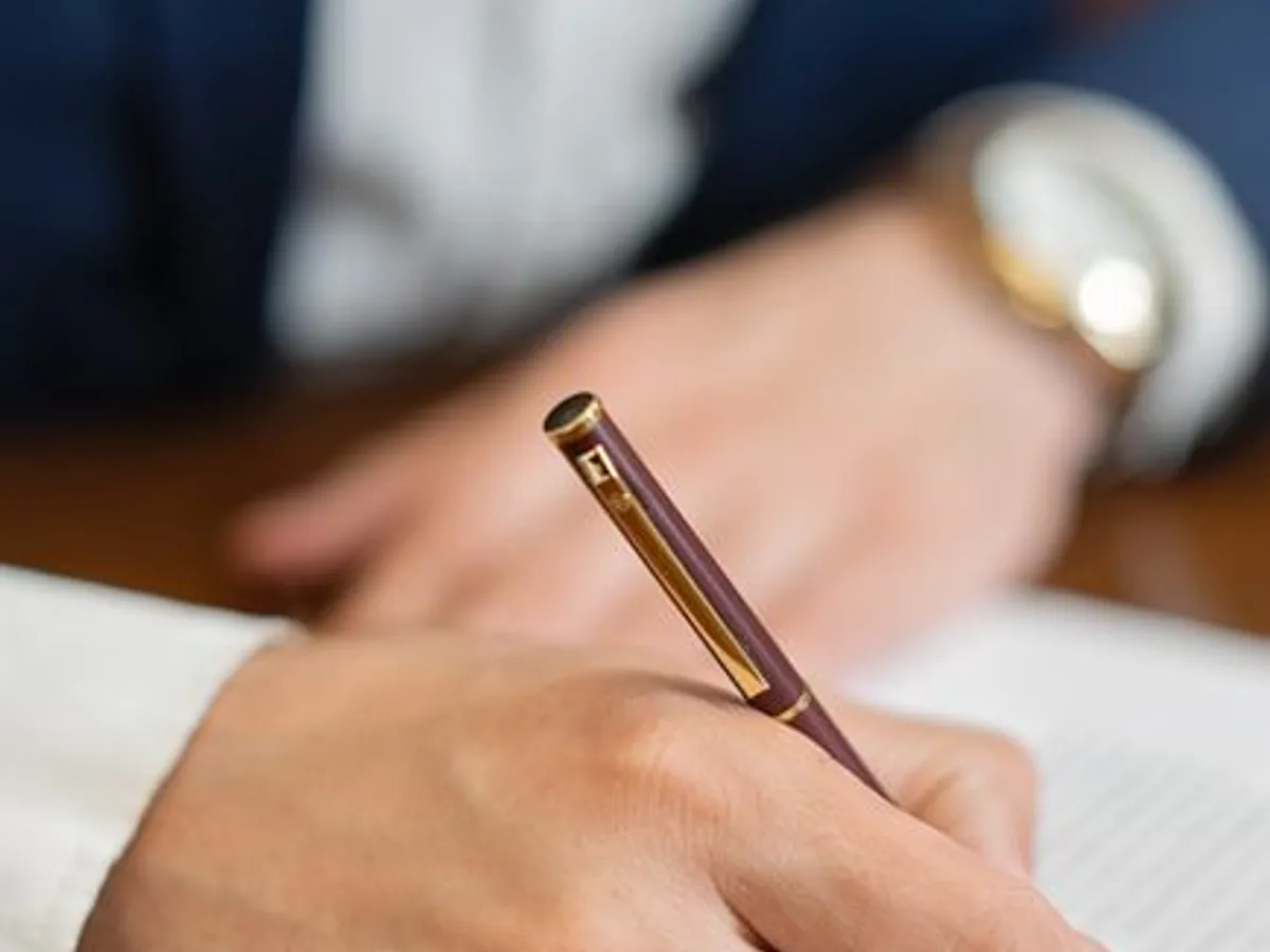 Formateur signant un dossier administratif de déclaration d'activité