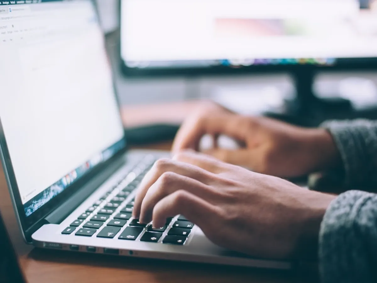 Personne suivant une formation en ligne sur ordinateur portable