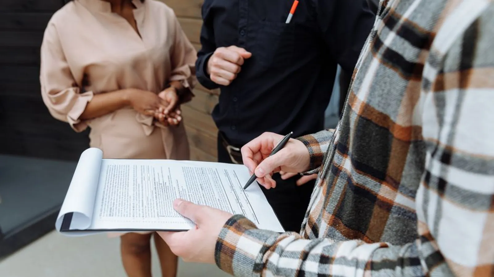 Porteur de projet préparant son dossier de création d'organisme de formation sur un bureau avec ordinateur et documents