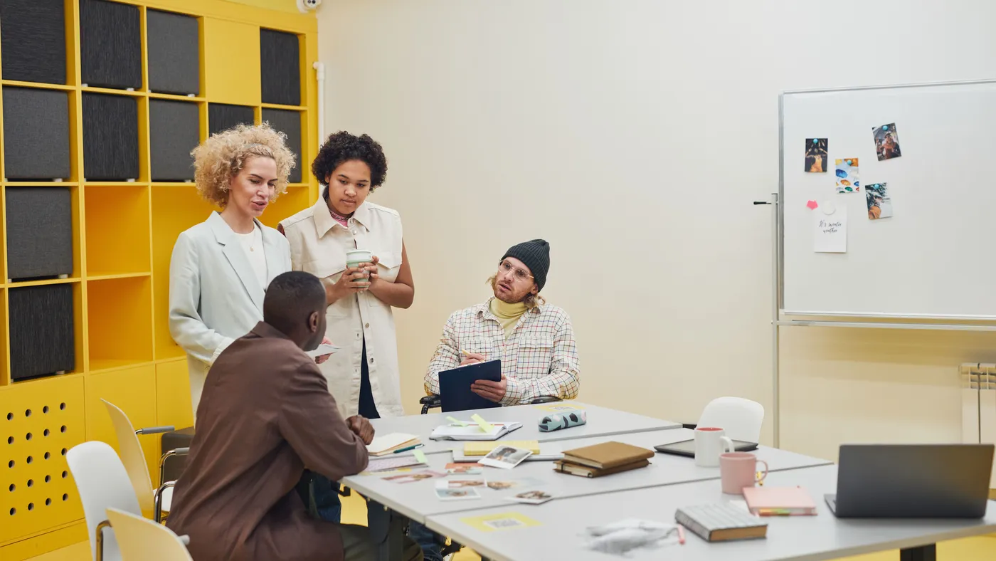Équipe en réunion de travail dans un bureau professionnel