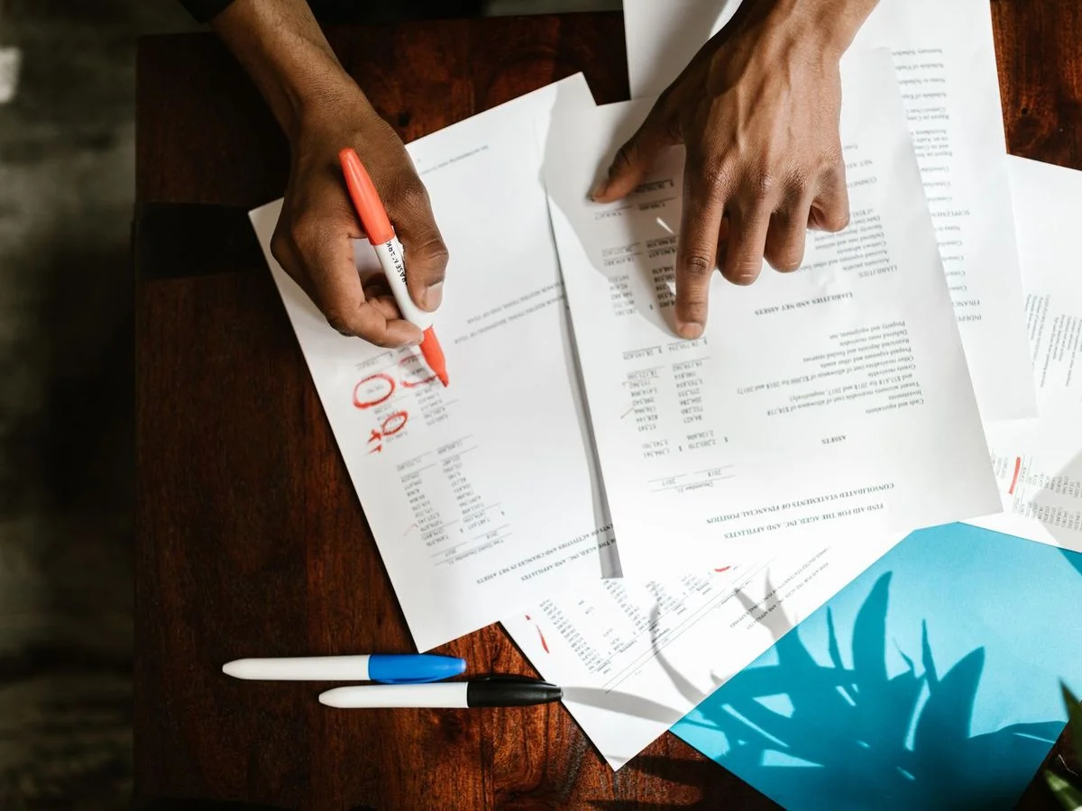 Personne consultant un dossier de financement de formation avec des documents administratifs