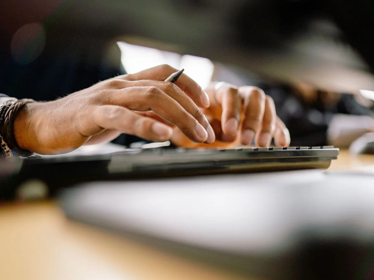 Poste de travail avec saisie d'une offre de formation sur une plateforme administrative en ligne