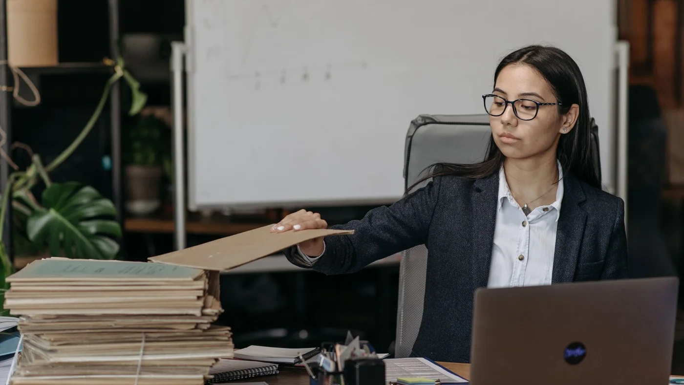 Espace de travail professionnel dédié à la gestion administrative d'un organisme de formation