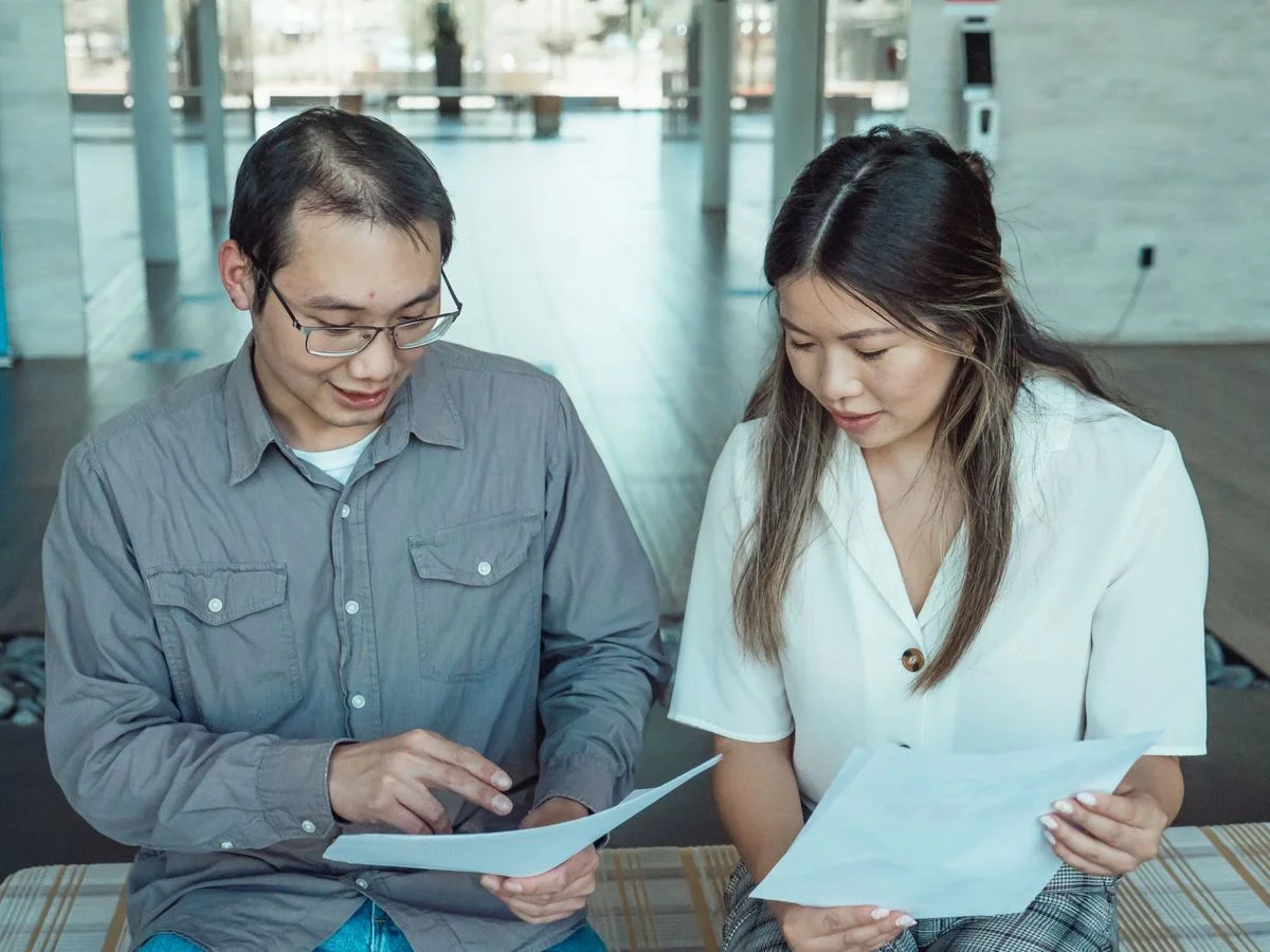 Équipe comparant deux référentiels de certification sur des documents