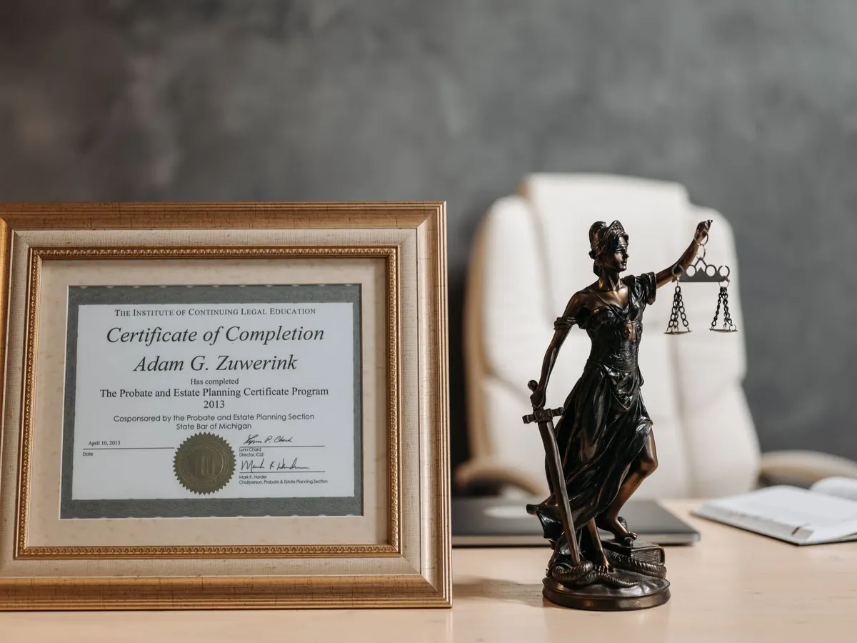 Formateur vérifiant un dossier de certification et d'habilitation à former