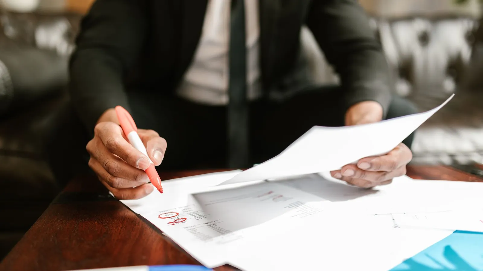 Responsable d'organisme de formation préparant la publication d'une offre éligible CPF sur ordinateur