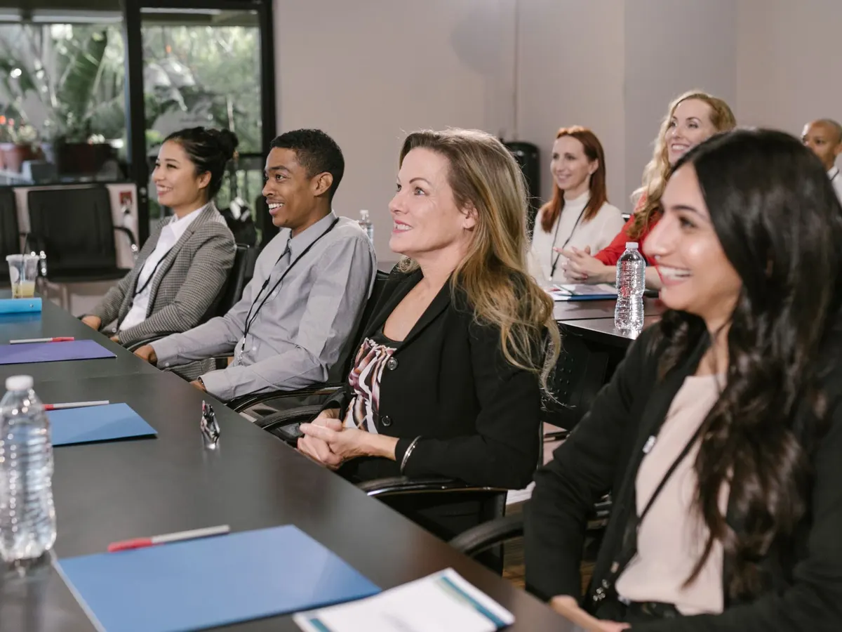 Public de professionnels attentifs lors d'une session de formation en salle