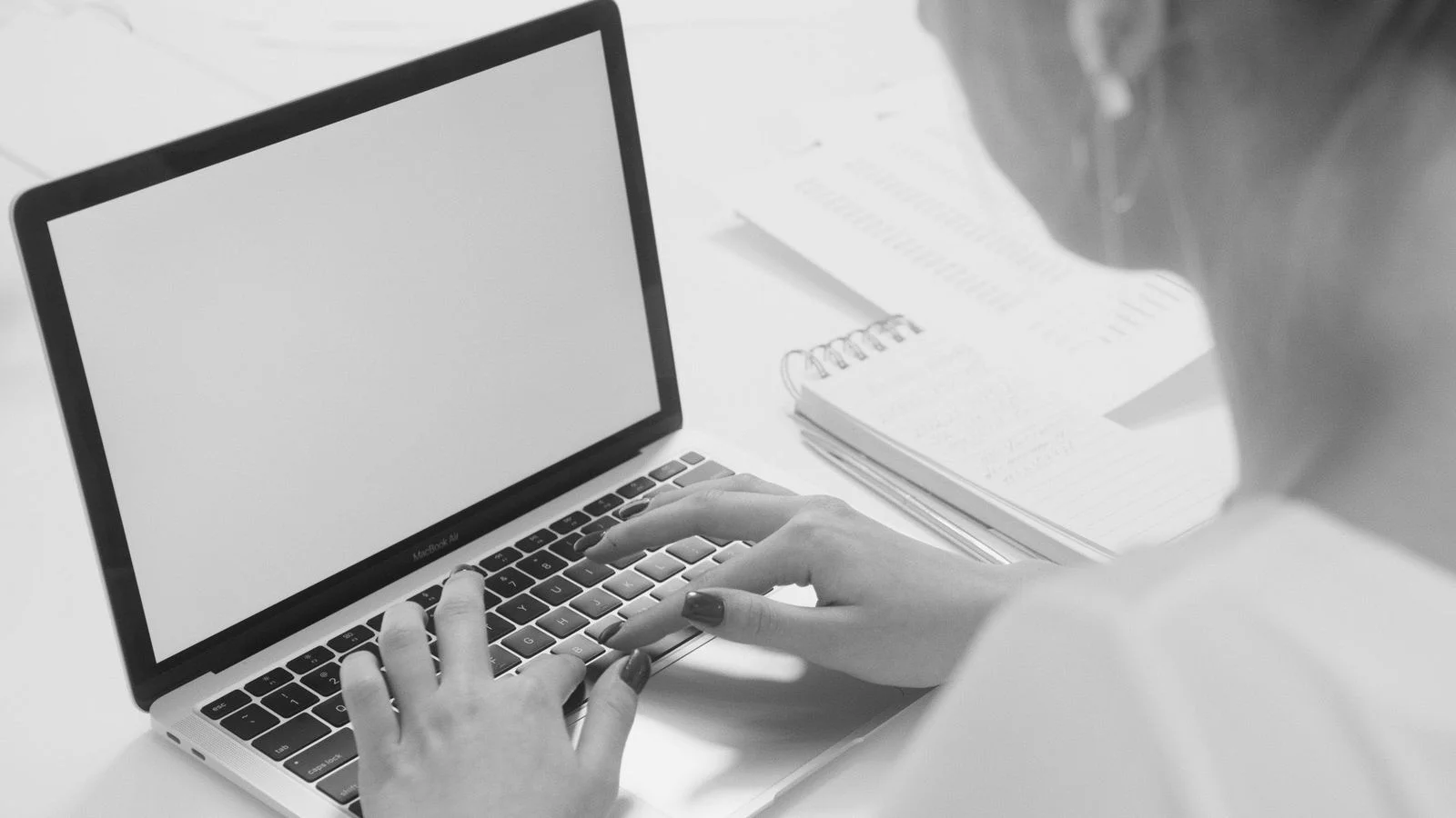Formateur travaillant sur un programme de formation à l'intelligence artificielle générative sur ordinateur