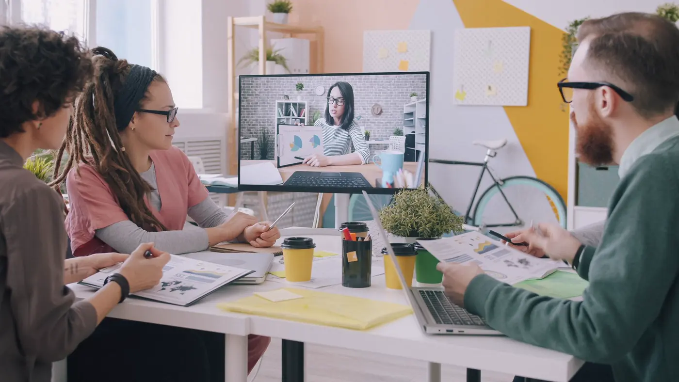 Équipe en réunion de travail collaborative dans un bureau moderne
