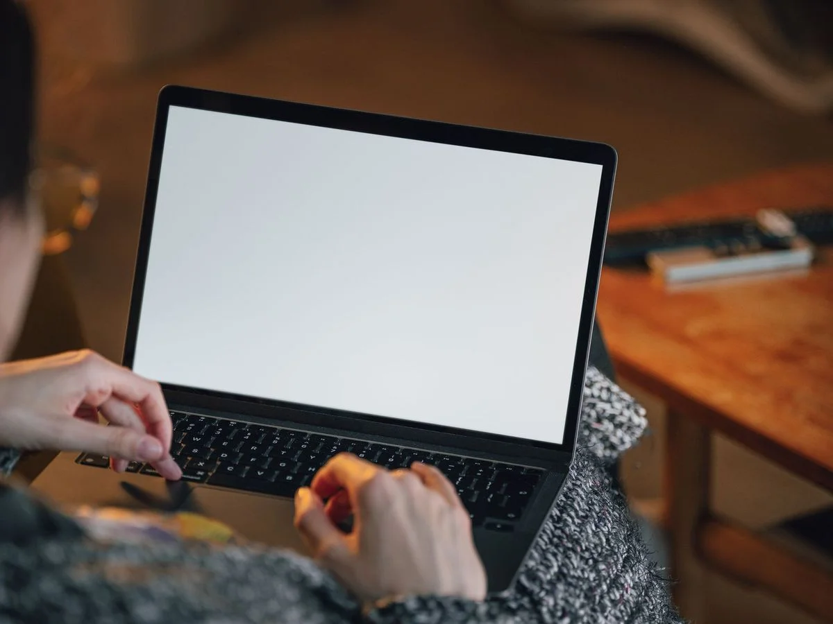 Écran d'ordinateur affichant une interface de chat IA utilisée en contexte professionnel