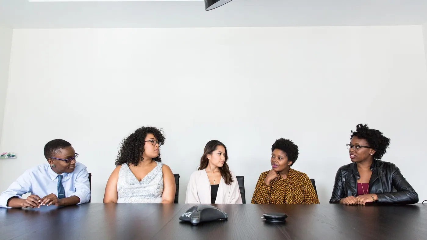 Équipe administrative au travail dans un bureau professionnel