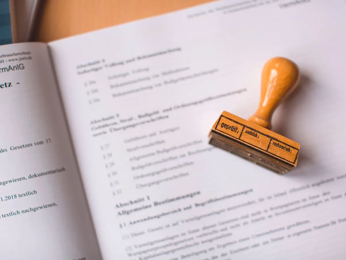 Document réglementaire en cours de vérification et de tamponnage administratif