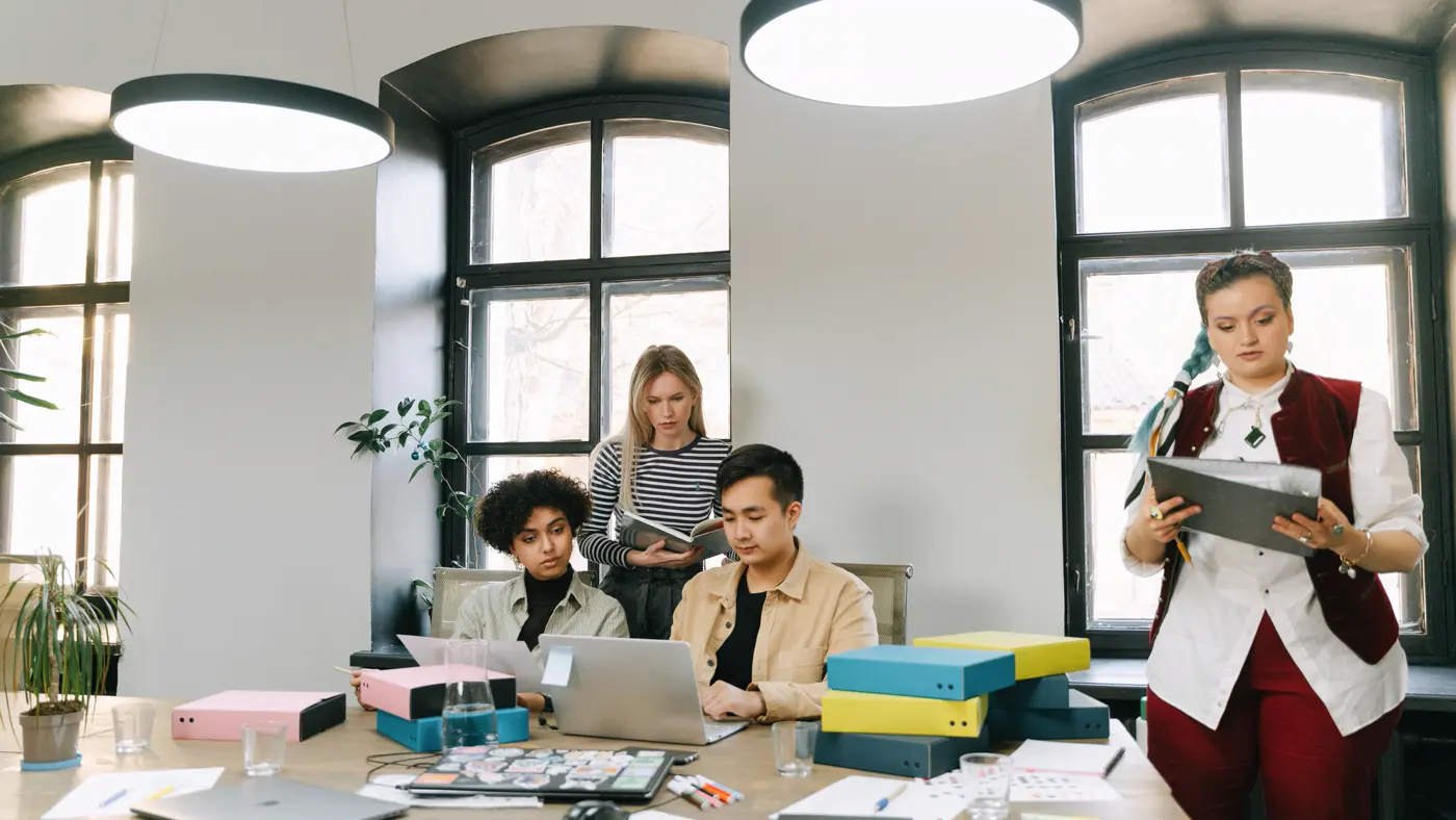 Équipe d'un organisme de formation travaillant ensemble dans un espace de bureau