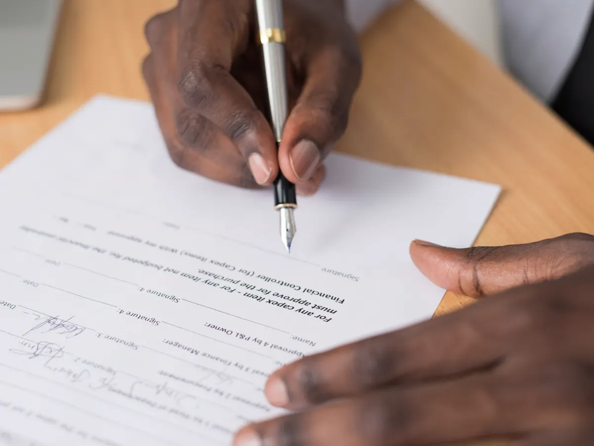 Gros plan sur une convention de formation en cours de signature