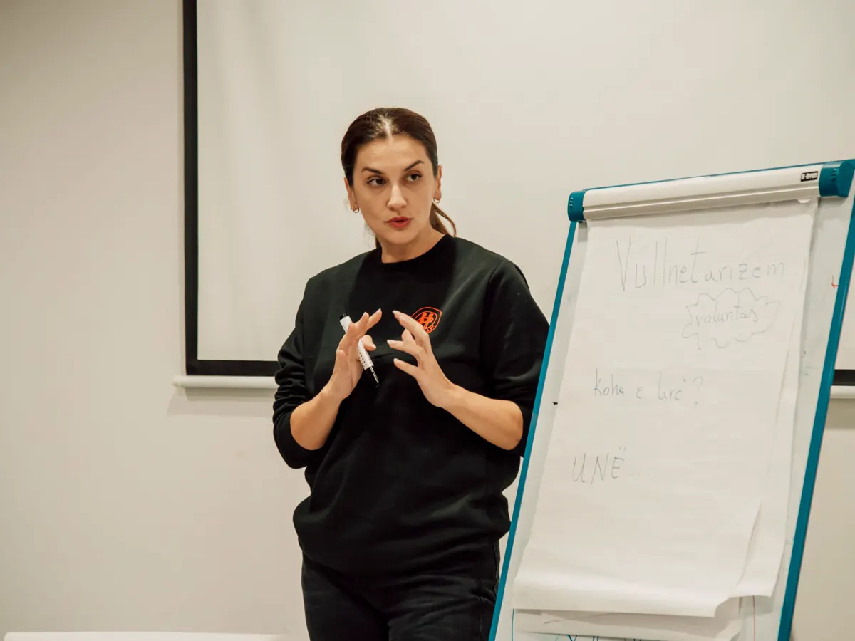 Formatrice animant une session de formation professionnelle devant un groupe de salariés