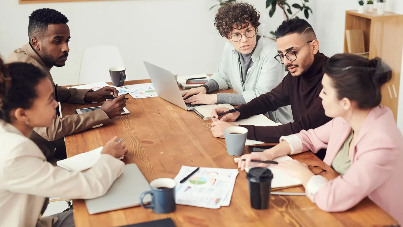 Équipe d'un organisme de formation réunie autour d'un plan de financement