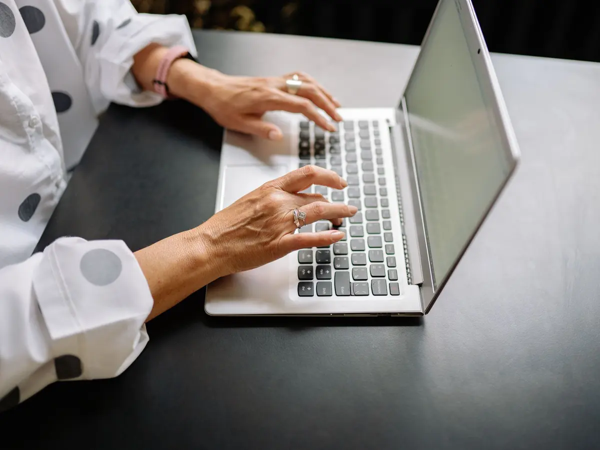 Formateur saisissant une déclaration d'entrée en formation sur l'espace des organismes de formation