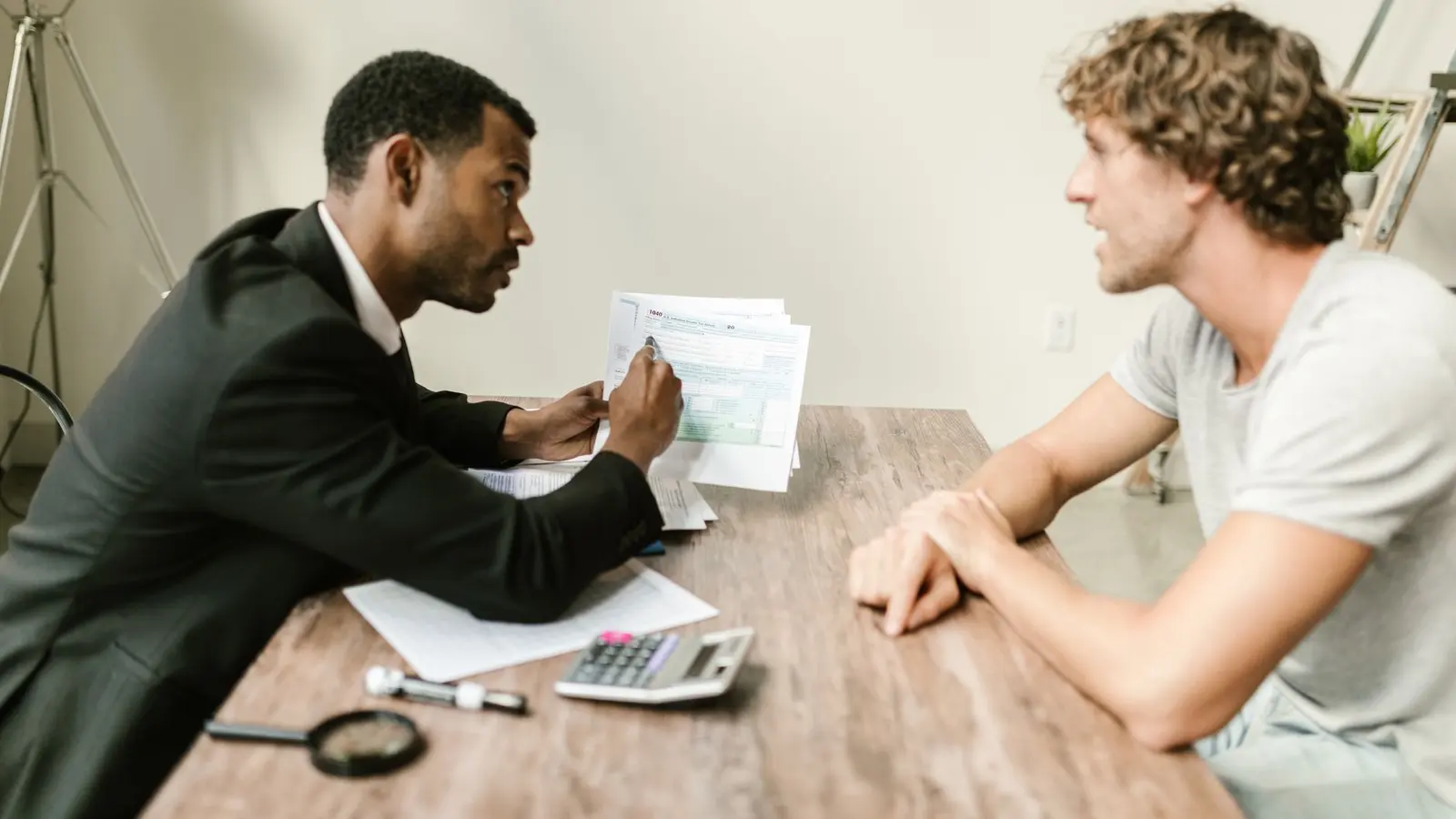 Responsable d'organisme de formation examinant un dossier de financement devant son ordinateur