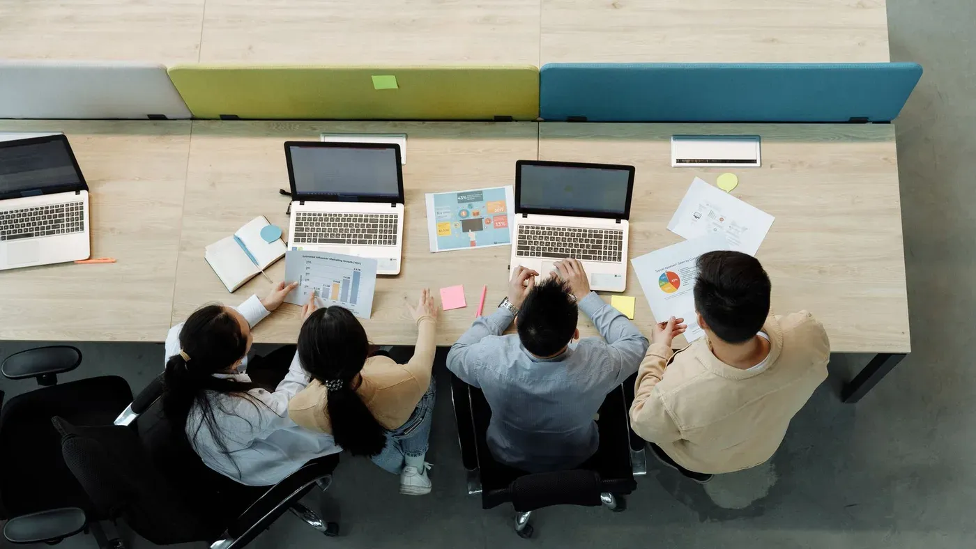Équipe professionnelle collaborant dans un espace de bureau ouvert