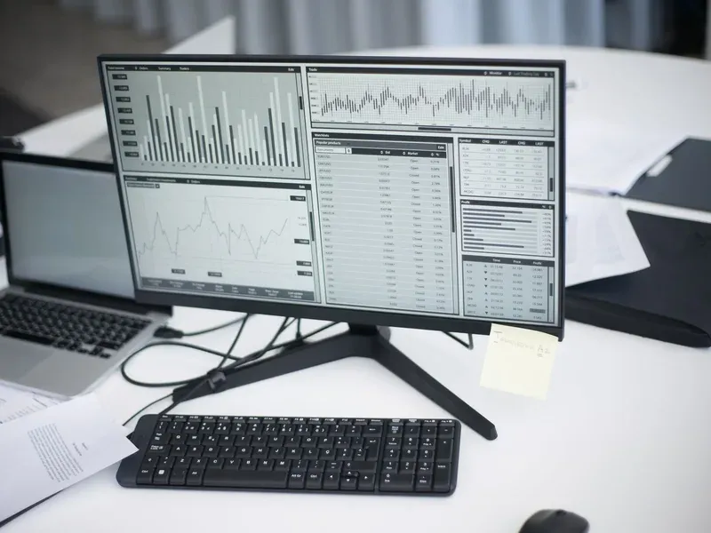 Écran affichant des graphiques d'analyse, illustration d'un tableau de bord qualité