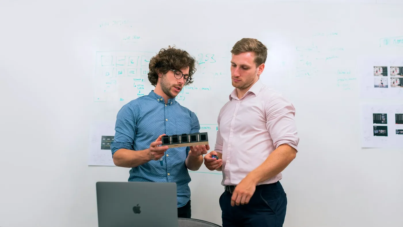 Équipe pluridisciplinaire travaillant ensemble avec des outils numériques dans un espace professionnel