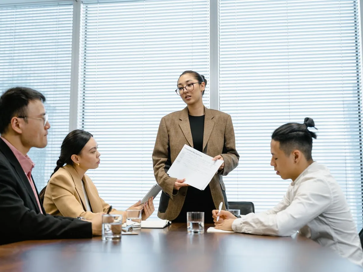 Réunion de travail entre un responsable qualité et l'équipe d'un organisme de formation