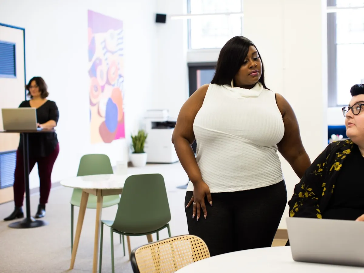 Équipe diversifiée échangeant dans un espace de travail inclusif