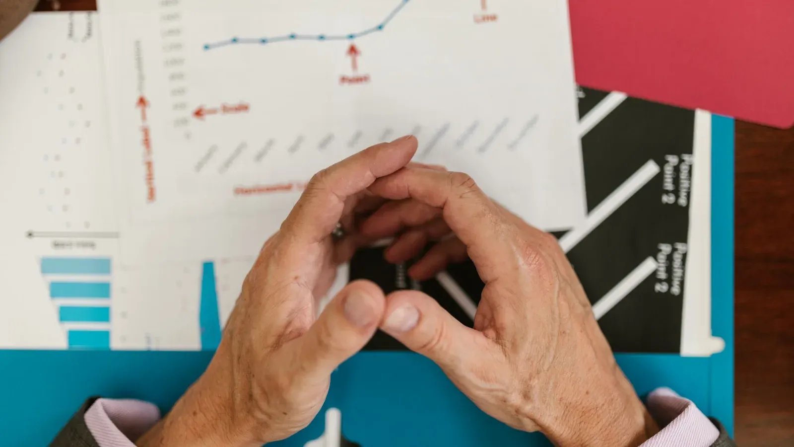 Dirigeant d'organisme de formation pilotant ses indicateurs de conformité sur un tableau de bord