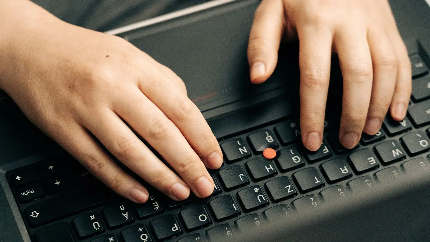 Professionnel réalisant une télésaisie administrative sur ordinateur portable