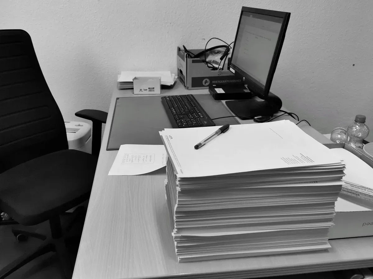 Documents administratifs et formulaire posés sur un bureau de gestion