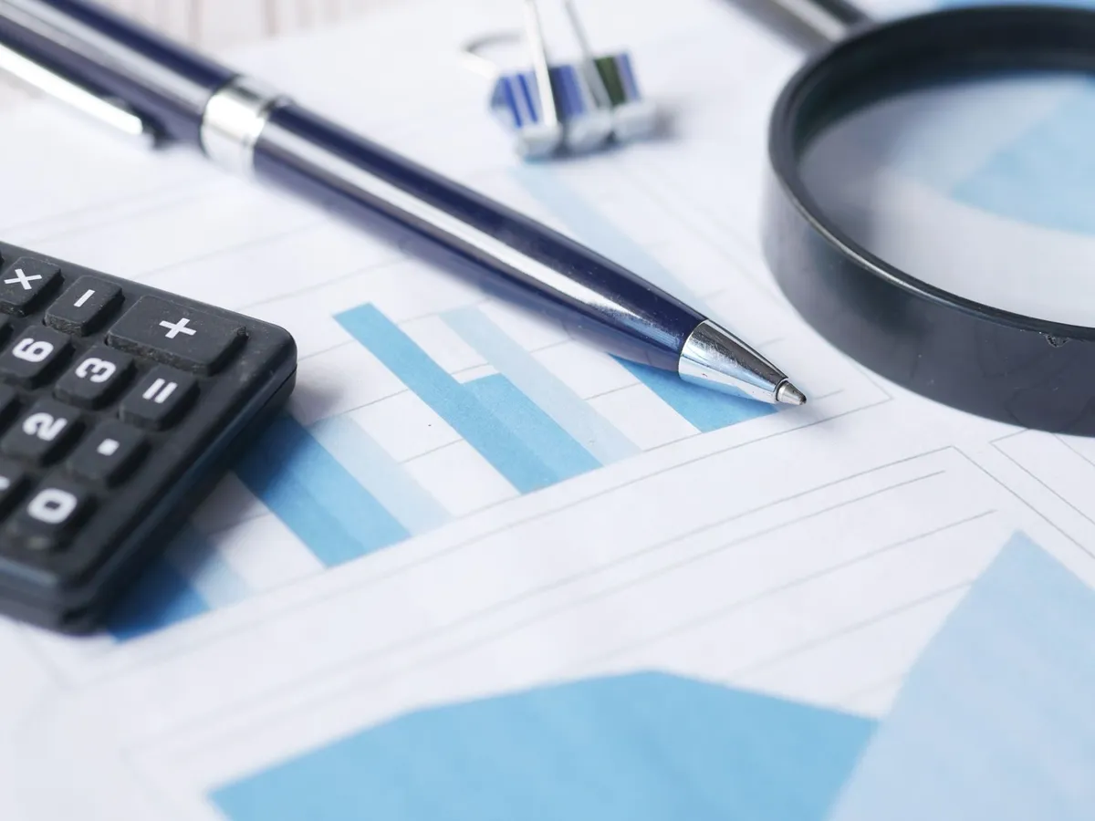 Bureau d'audit avec documents financiers préparés pour un contrôle de cohérence
