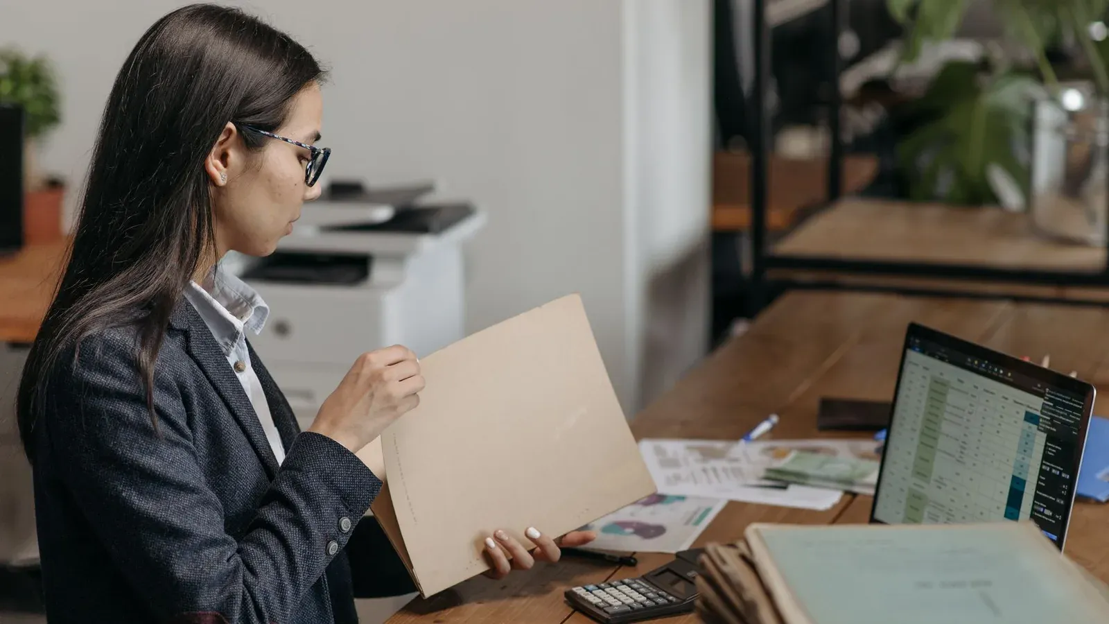 Responsable d'organisme de formation vérifiant un dossier financier avant transmission du BPF