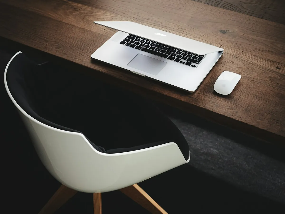 Espace de travail avec ordinateur portable ouvert pour la déclaration en ligne des formations santé-sécurité