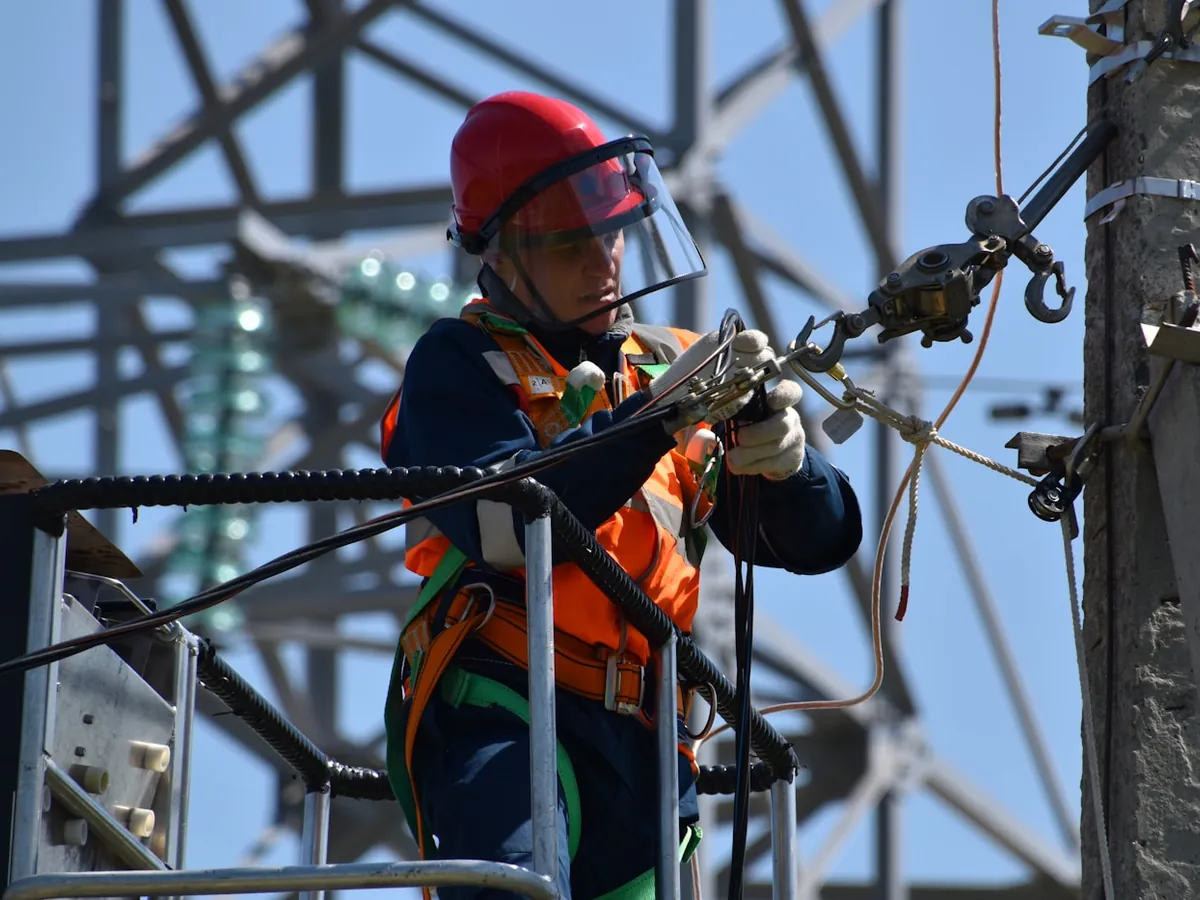 Technicien en équipement de protection individuelle lors d'une intervention nécessitant une habilitation électrique