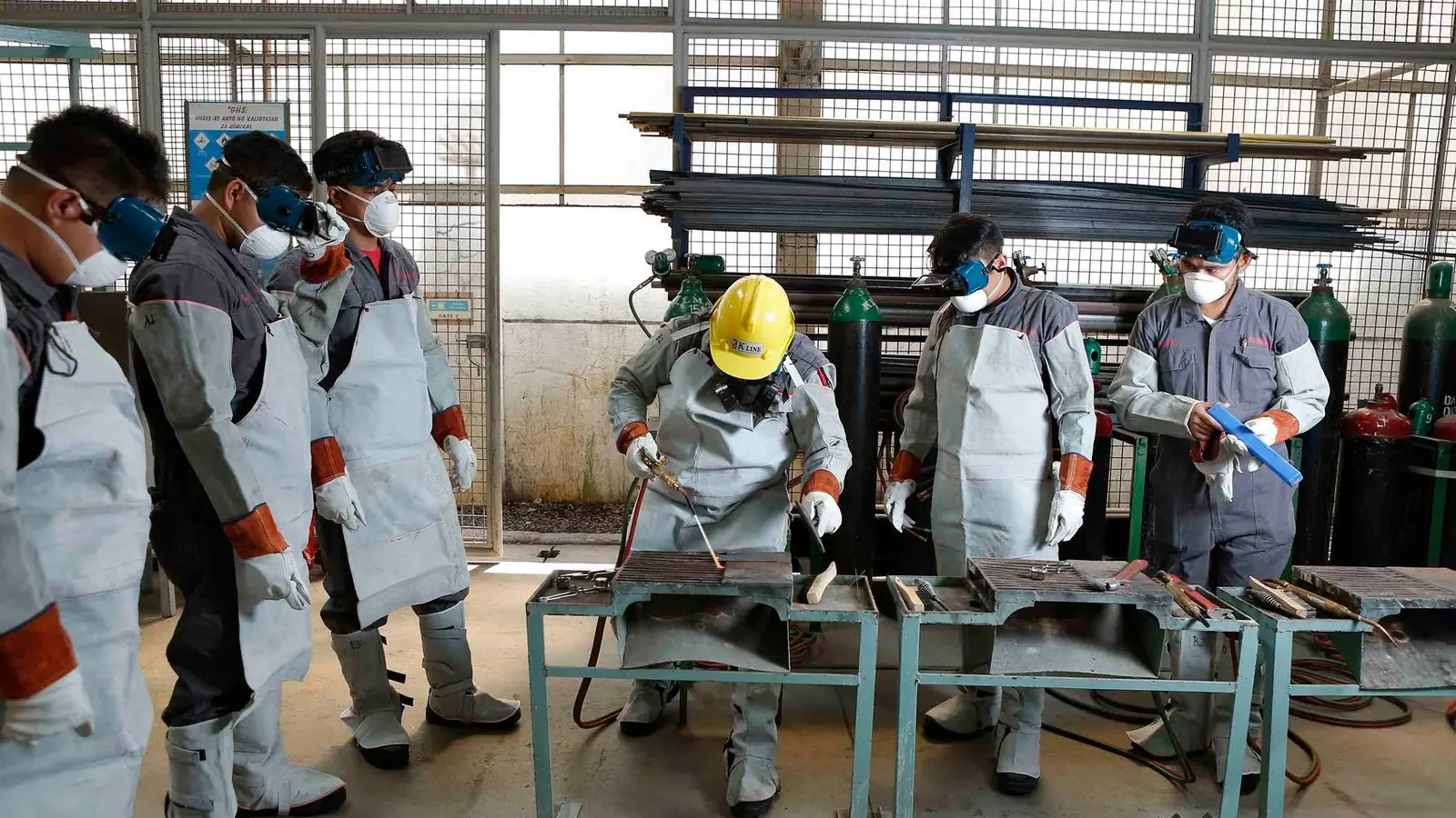 Groupe de stagiaires en équipement de protection individuelle pendant une formation santé-sécurité au travail